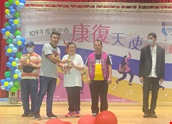 賀！恭喜精神醫學部日間病房會員參與台中市衛生局舉辦『109年康復天使歌唱才藝比賽』，表演烏克莉莉彈唱，榮獲『優勝』！