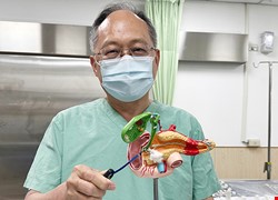 四旬男工作常酗酒 胰管竟生1公分大結石 中醫大附醫「膽胰管內視鏡碎石」 精準擊破頑固結石 無需住院、無副作用 戒酒重拾健康人生