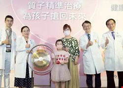 女童跌倒跛腳1月骨頭「被吃了」！每天不動20分鐘「這束光」助她正常跑跳